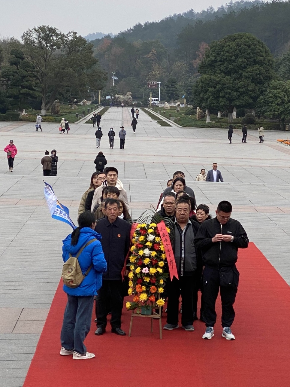 一群遊客向毛澤東銅像敬獻花圈。　星島記者攝