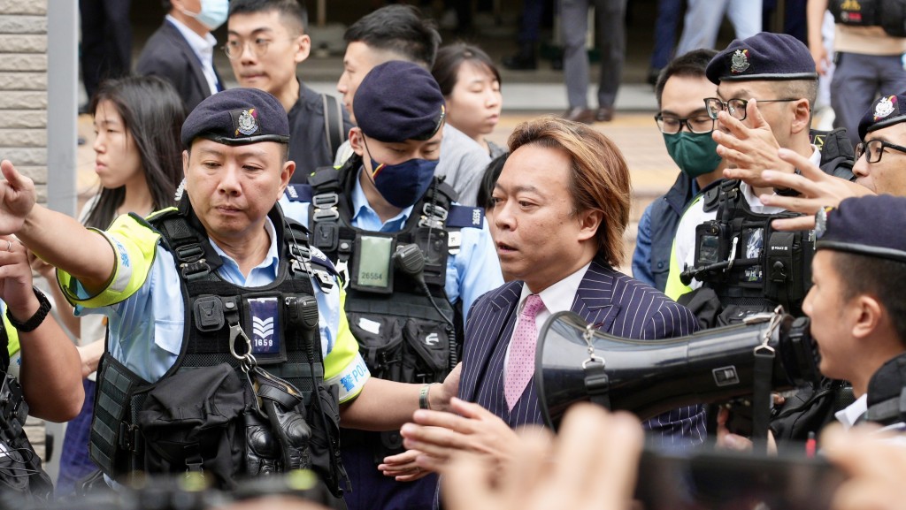 刘伟聪获判罪脱后离开，庭外被传媒包围。欧乐年摄
