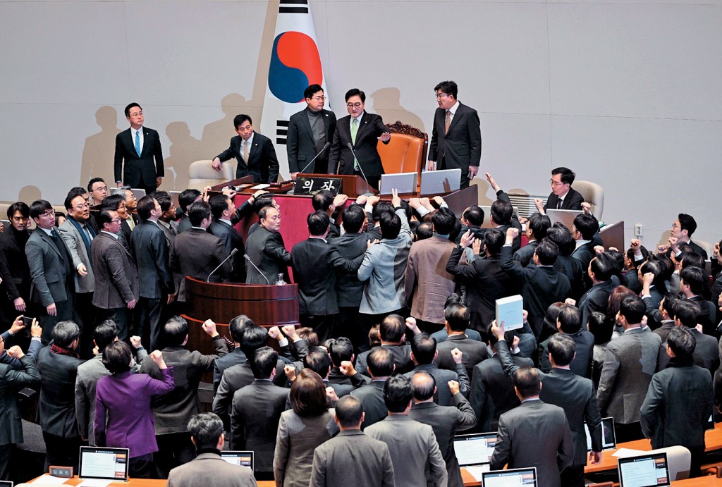 南韩执政国民力量党议员周五在国会抗议弹劾案，及要求议长禹元植（最上排右2）下台。