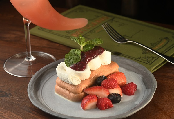 Tres Leches蛋糕 $78軟綿綿、滿布大小氣泡的海綿蛋糕，口感輕盈鬆軟，伴上糖漬莓果同吃，不甜不膩。