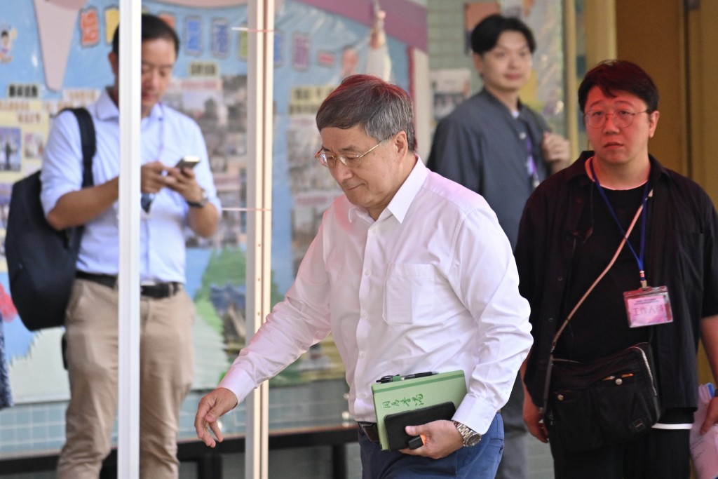 政務司副司長卓永興。
