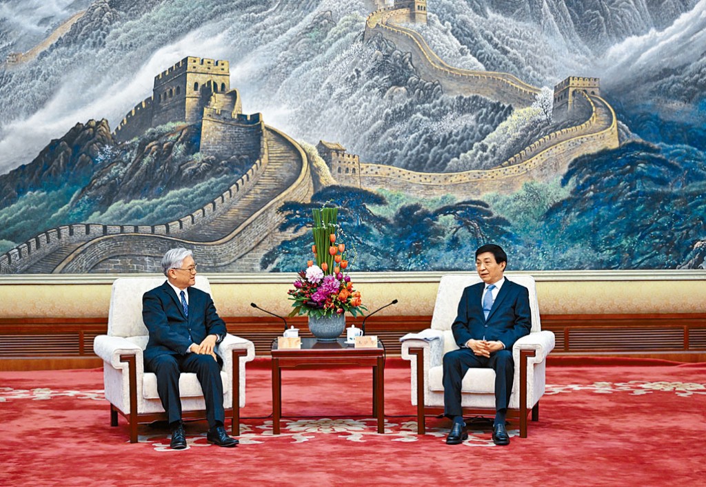 王滬寧(右)昨會見國民黨副主席夏立言(左)。
