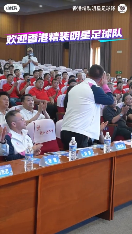 陳百祥向現場人士揮手打招呼。 陳百祥向現場人士揮手打招呼。