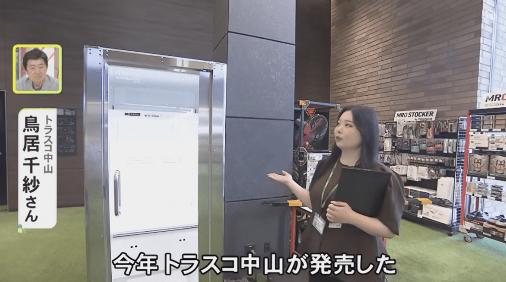 “人体雪柜”的“ど冷えもんBOX”，外形如一座大型自动售卖机或冷冻柜。