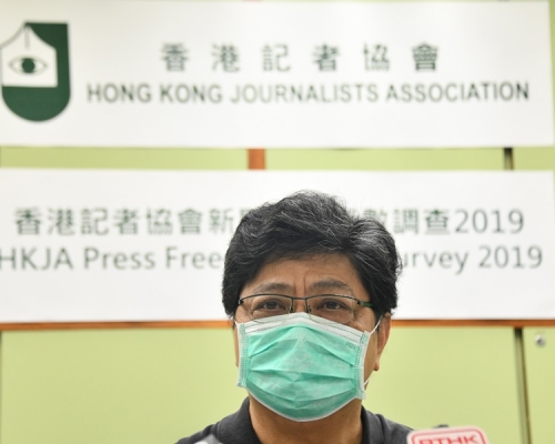 楊健興指警員當晚阻止拍攝的行為令人難以接受。