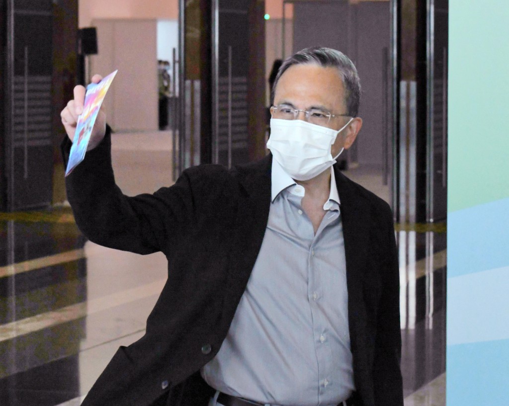 長和主席李澤鉅在下午3時許到會展投票。 長和主席李澤鉅在下午3時許到會展投票。