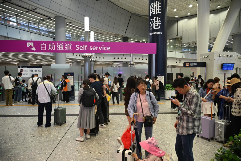 高鐵站內旅客人頭湧湧。蘇正謙攝 高鐵站內旅客人頭湧湧。蘇正謙攝