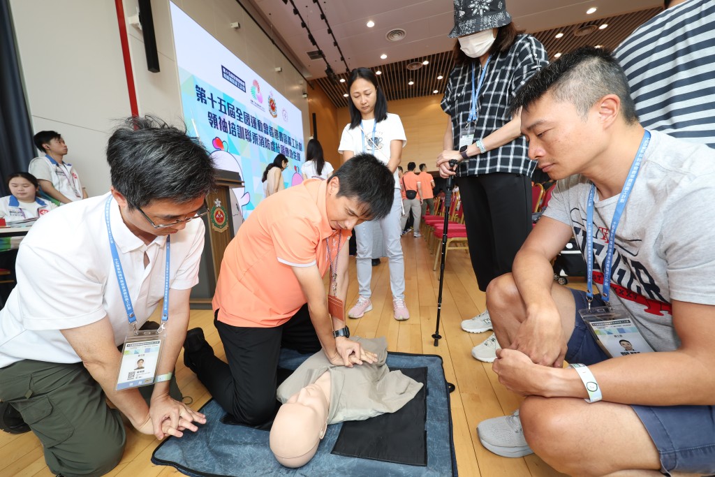 義工領袖接受由現職消防及救護人員教授自動心臟除顫器及心肺復甦法的訓練。消防處提供