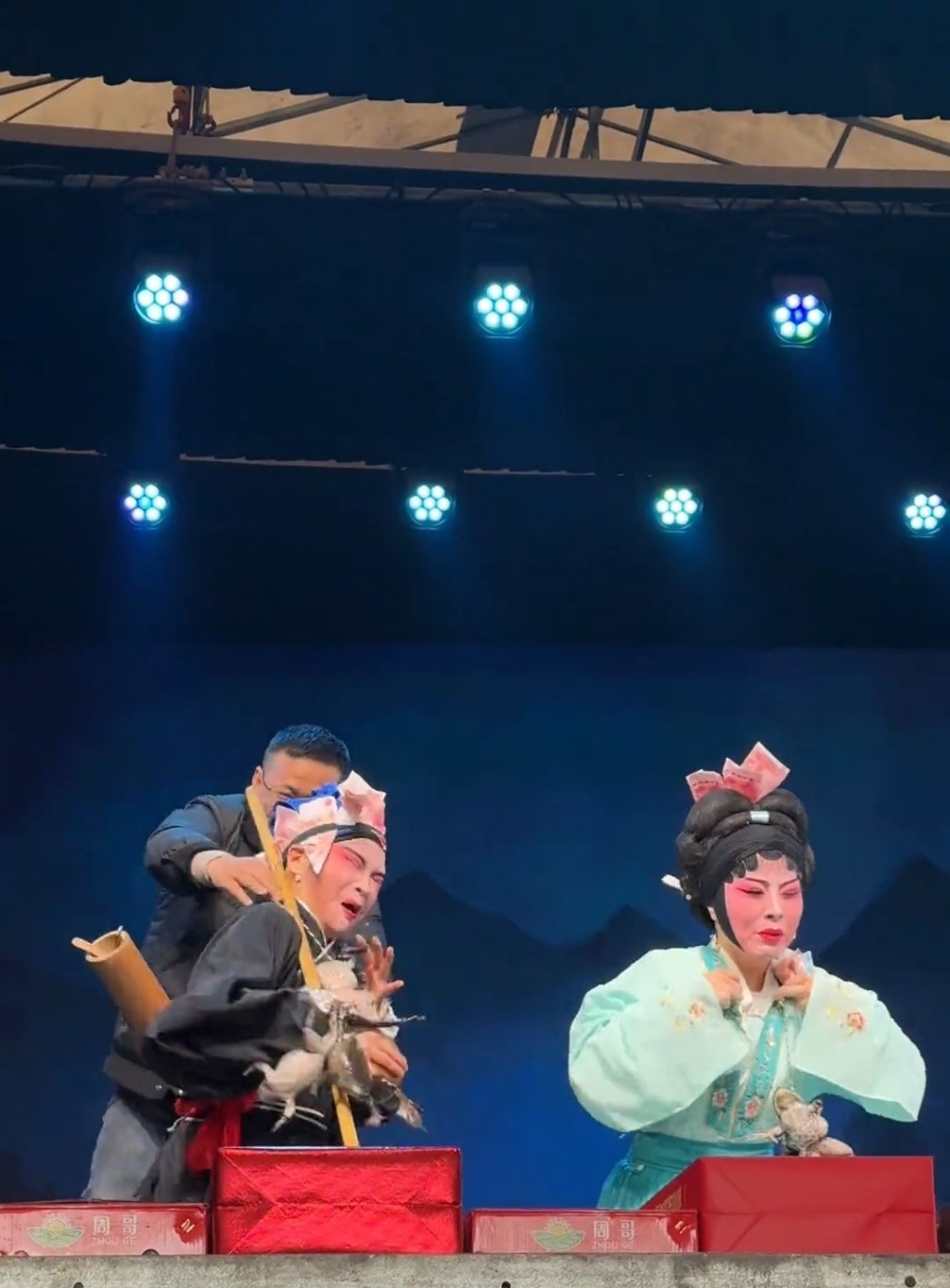 觀眾突然送上「牛蛙頸鍊」,嚇得男女演員不知所措。抖音@山海/愛了新疆 觀眾突然送上「牛蛙頸鍊」,嚇得男女演員不知所措。抖音@山海/愛了新疆