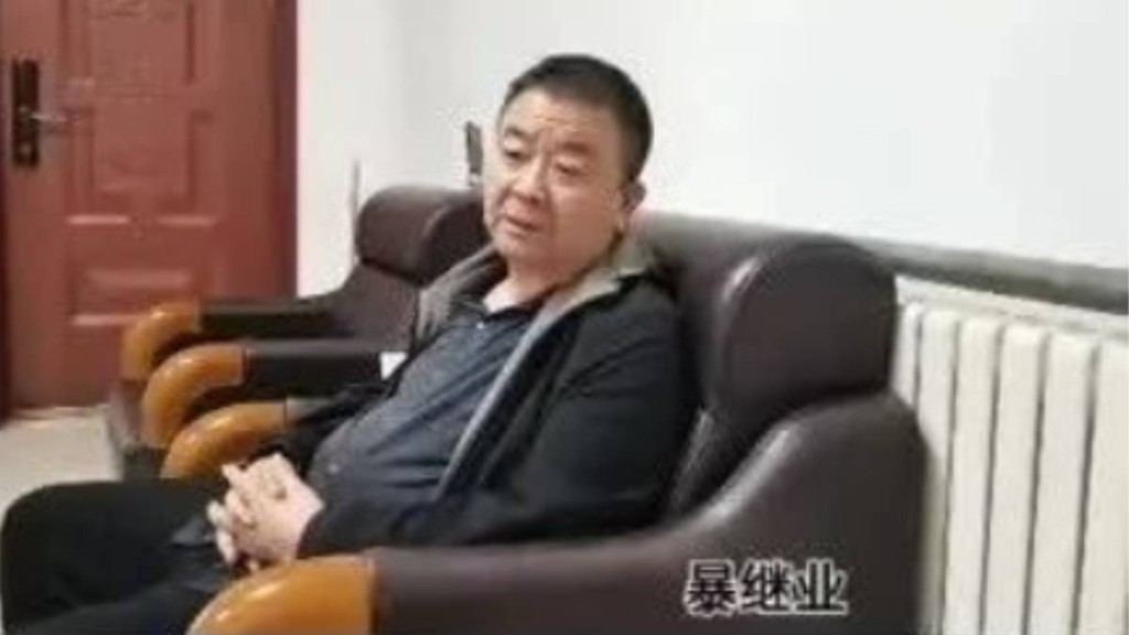 石家莊民眾暴繼業遭警方「指居」期間，被刑警向著他嘴部屙尿及逼舔肛門。網圖