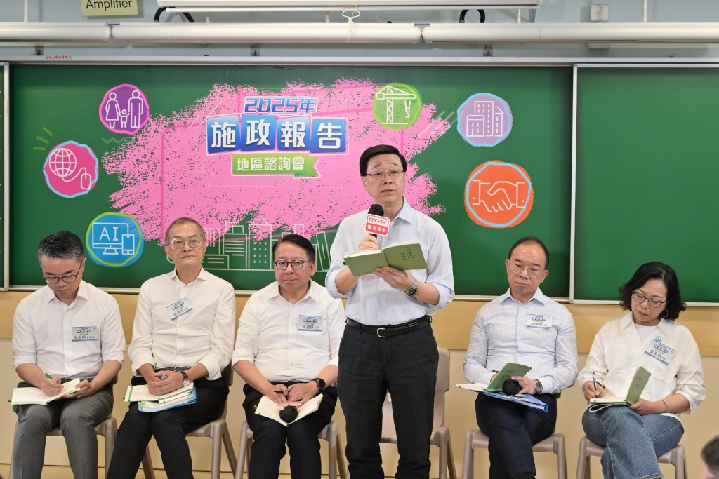 李家超上周到紅磡出席首場諮詢會。資料圖片/政府新聞處 李家超上周到紅磡出席首場諮詢會。資料圖片/政府新聞處