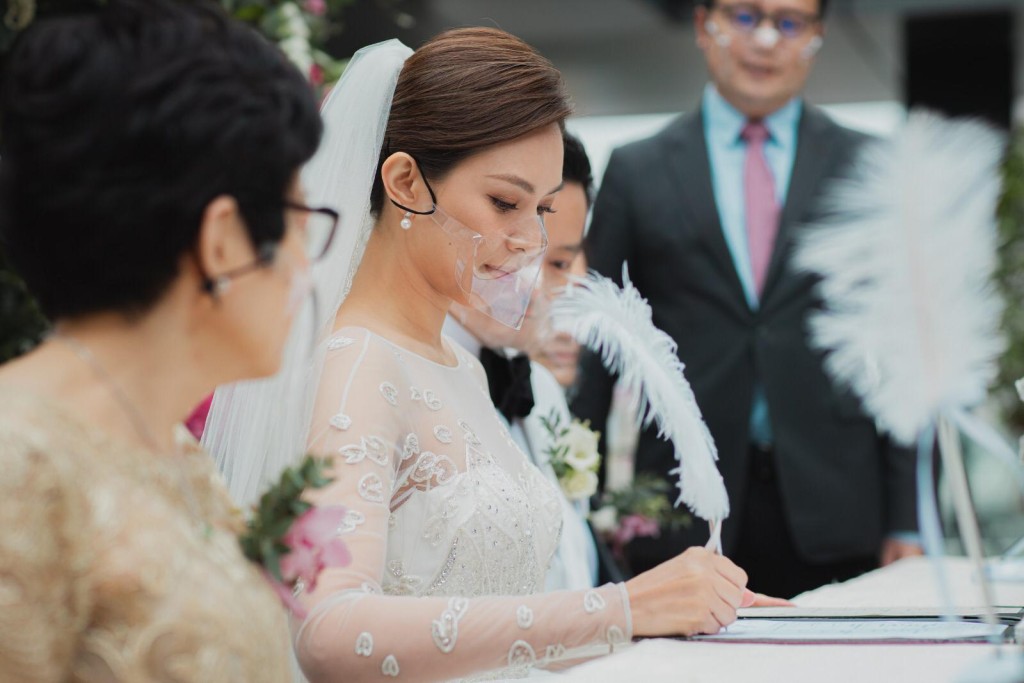 二人在親友見證下進行簽紙儀式，Jason的母親就擔任Queenie的見證人。Queenie