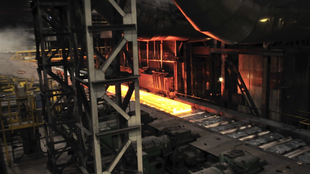 NLMK利佩茨克厂生产线正在运输烧至通红的金属板。 路透社资料图