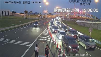 港珠澳大橋往珠海車流，今日晚上7時曾達到「極度高峰」。港珠澳大橋微信公眾號