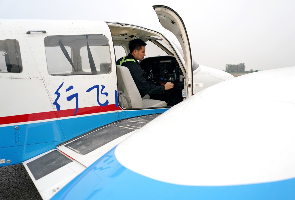 山東航空學院學生進行無人機相關訓練。（新華社）