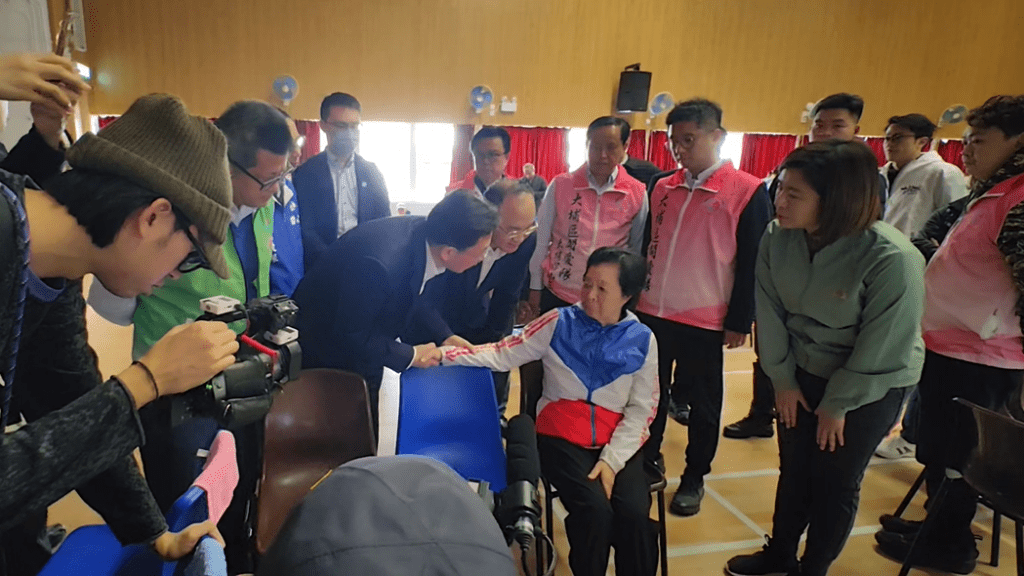 中聯辦主任周霽到今(27日)到訪位於大埔社區中心的臨時庇護中心。