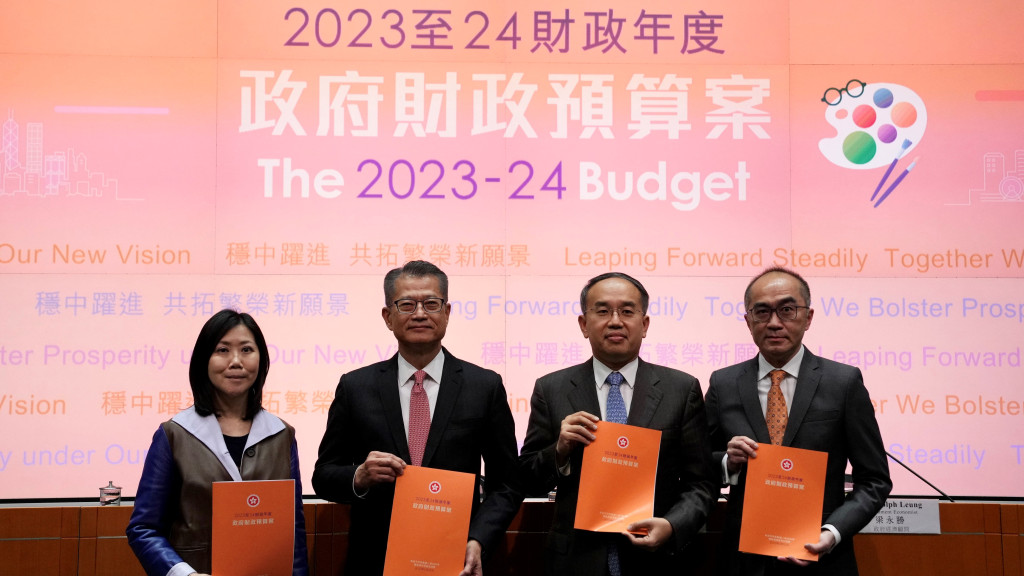 陳茂波在下午3時主持記者會，就上午發表的《預算案》內容回應傳媒提問。（蘇正謙攝）