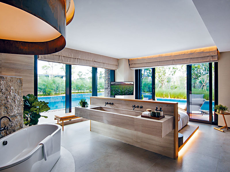 不同房間分別擁有海景、泳池景及園林景觀。