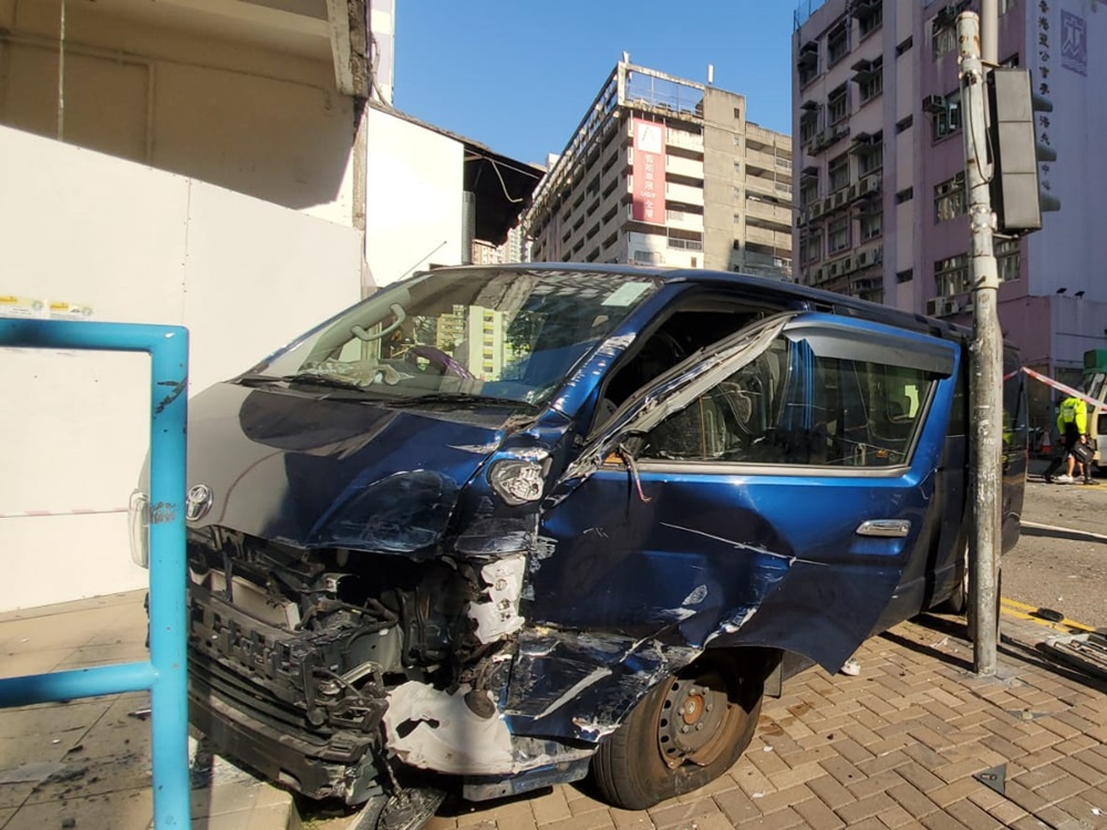 輕型客貨車車身嚴重損毀。