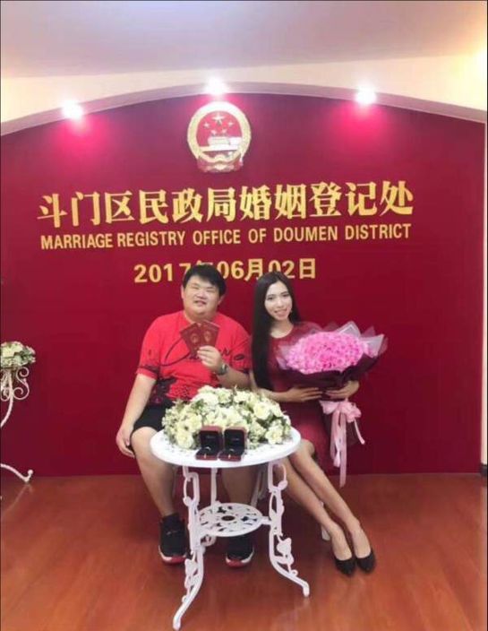 兩人3月拉埋天窗。