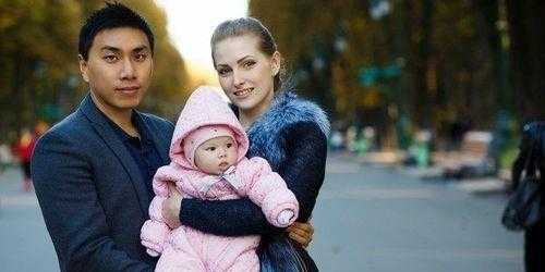 移居烏克蘭多年的內地網紅梅愛偲，曾炫耀娶了烏克蘭美女。網圖