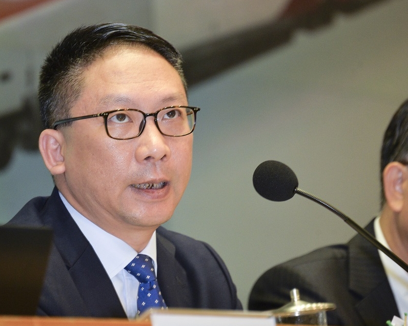 袁國強被問到在「內地口岸區」等列車能否上fb,他笑稱自己都想知道答案。伍明輝攝