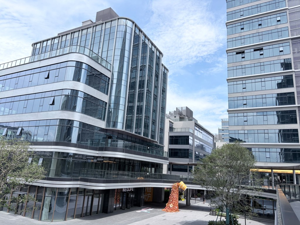 南沙与香港已持续常态化开展各类演艺活动,包括邀请香港艺人参加「湾区港乐夜」等活动。。 南沙与香港已持续常态化开展各类演艺活动,包括邀请香港艺人参加「湾区港乐夜」等活动。。