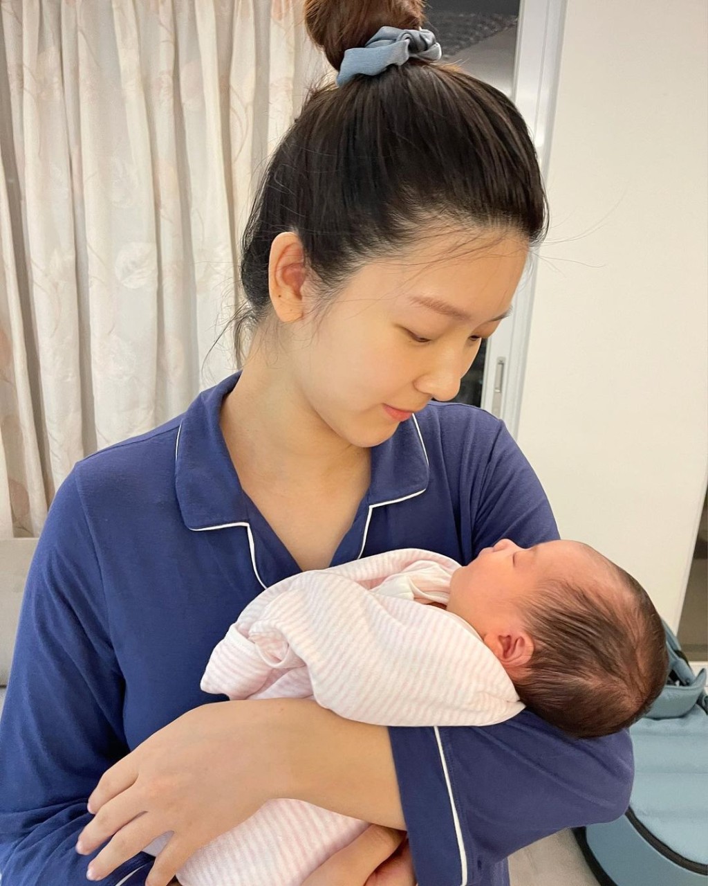 余香凝誕下Clare後，萬事以囡囡為重。