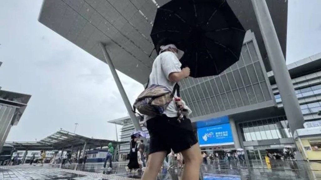 深圳灣口岸新建的風雨連廊離奇出現30米空檔，為旅客擋雨的效果大減。南方+