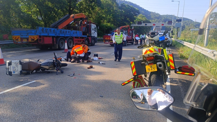 鐵騎士人仰車翻倒地。