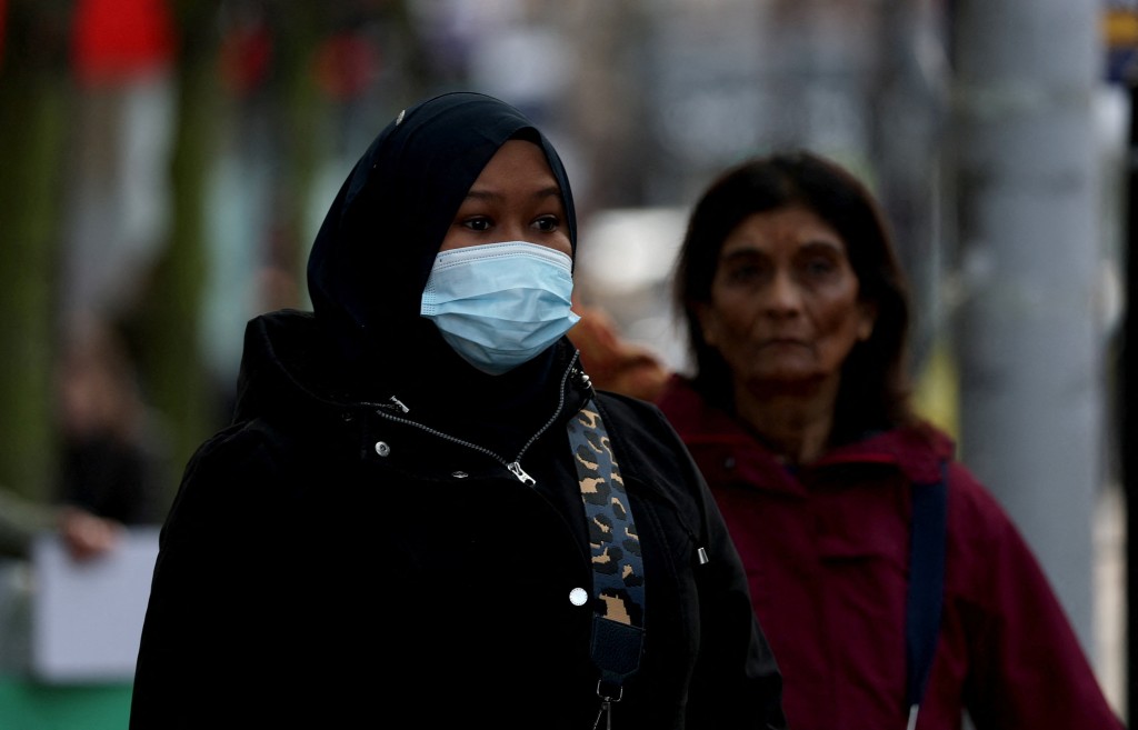 街上有民眾戴口罩預防。路透社