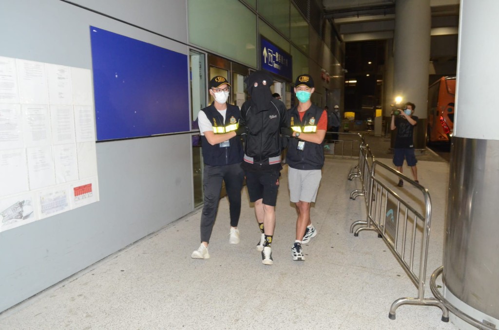 海關拘捕一名22歲本地男子。