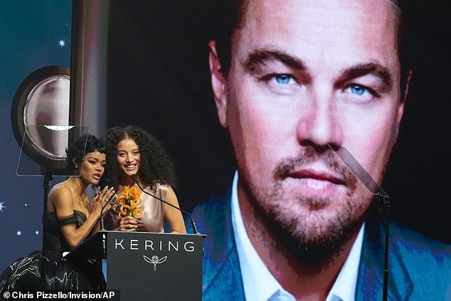 里安納度的《一戰再戰》拍檔Teyana Taylor及Chase Infiniti代他上台領取獎座 。 里安納度的《一戰再戰》拍檔Teyana Taylor及Chase Infiniti代他上台領取獎座 。