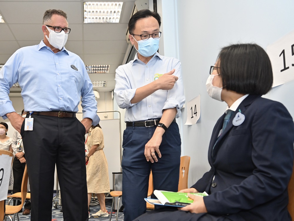 公務員事務局局長聶德權到訪香港迪士尼樂園。政府新聞處圖片