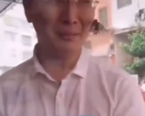 一隻蝴蝶竟飛向並停留在兒子的面頰上久久不願離去。（網圖）