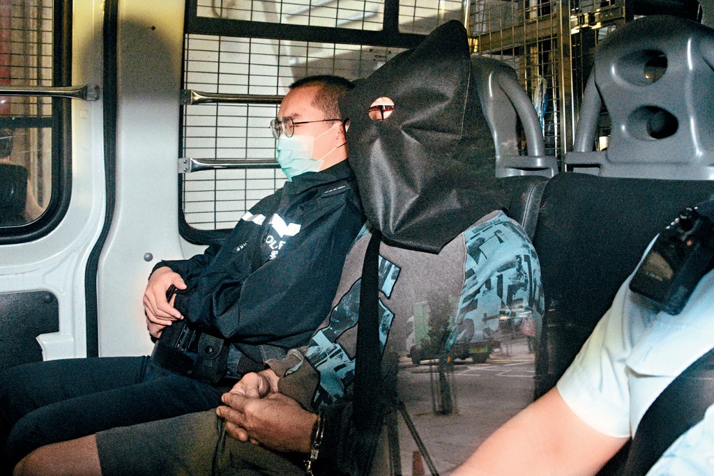 1989年西貢龍蝦灣謀殺案62歲被告梅耀強，昨被押往東區裁判法院提堂。