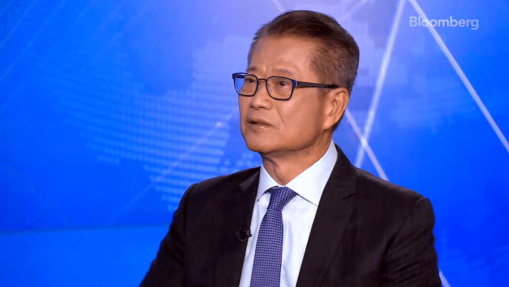 財政司司長陳茂波接受《彭博》訪問。(彭博電視截圖) 財政司司長陳茂波接受《彭博》訪問。(彭博電視截圖)