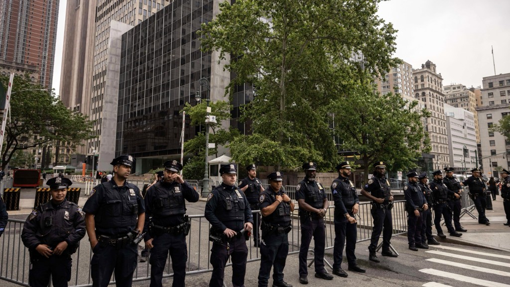 洛杉磯示威蔓延|紐約警察一字排開保護紐約雅各布·賈維茨聯邦大樓。 美聯社 洛杉磯示威蔓延|紐約警察一字排開保護紐約雅各布·賈維茨聯邦大樓。 美聯社