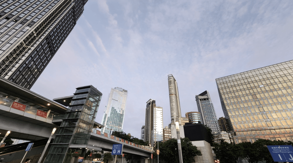 本港地区今日大致多云，有几阵骤雨。黎志伟摄