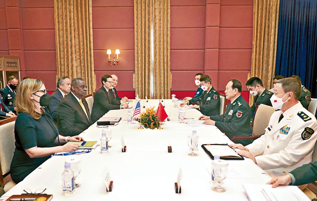 中国防长魏凤和（前排右二）与美国防长奥斯汀（前排左二）举行会谈。