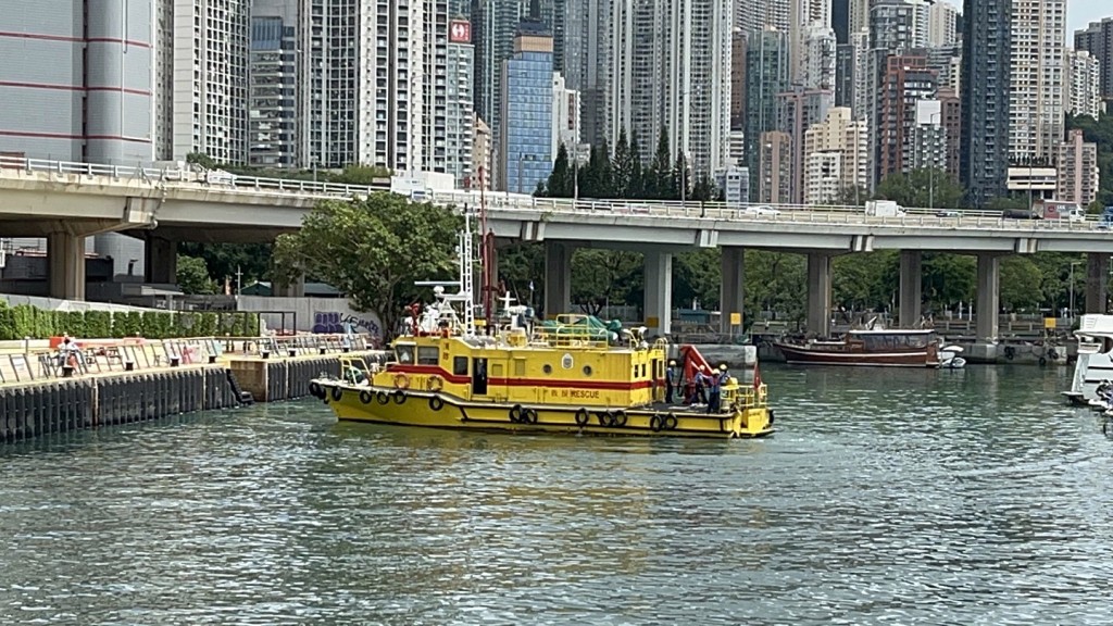 消防船在场搜救。杨伟亨摄