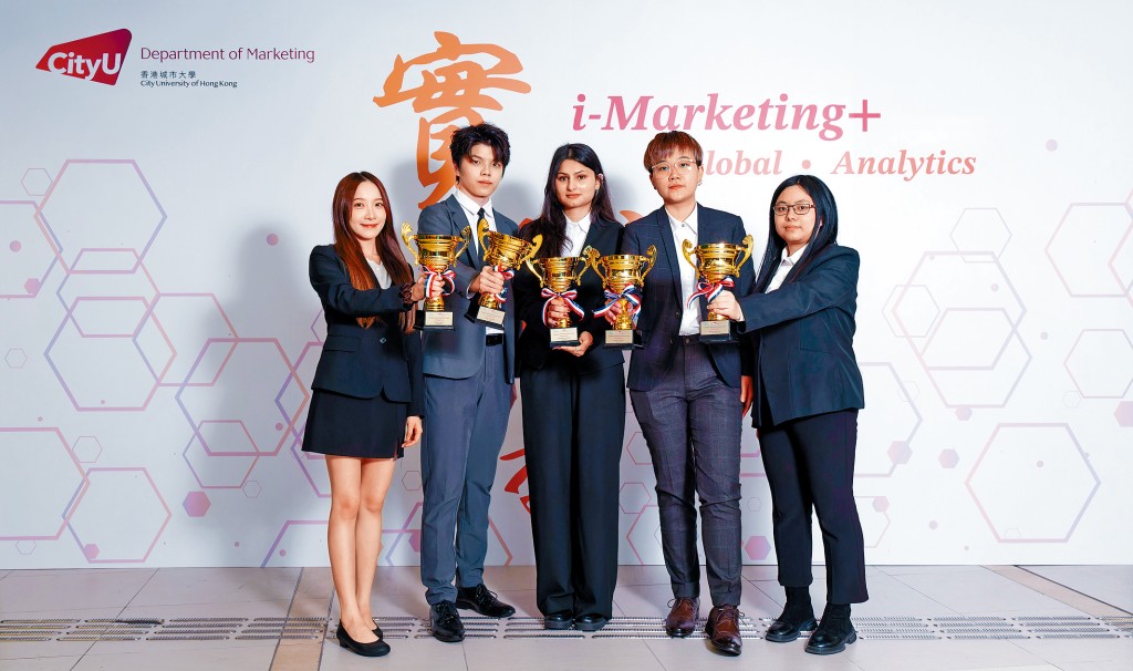 左起:鄭慧怡、文敬淳、MARYAM-ASHFAQ、王柔煇、孫瑩熲 缺席:萬婧怡、李杭原、徐子浪 左起:鄭慧怡、文敬淳、MARYAM-ASHFAQ、王柔煇、孫瑩熲 缺席:萬婧怡、李杭原、徐子浪