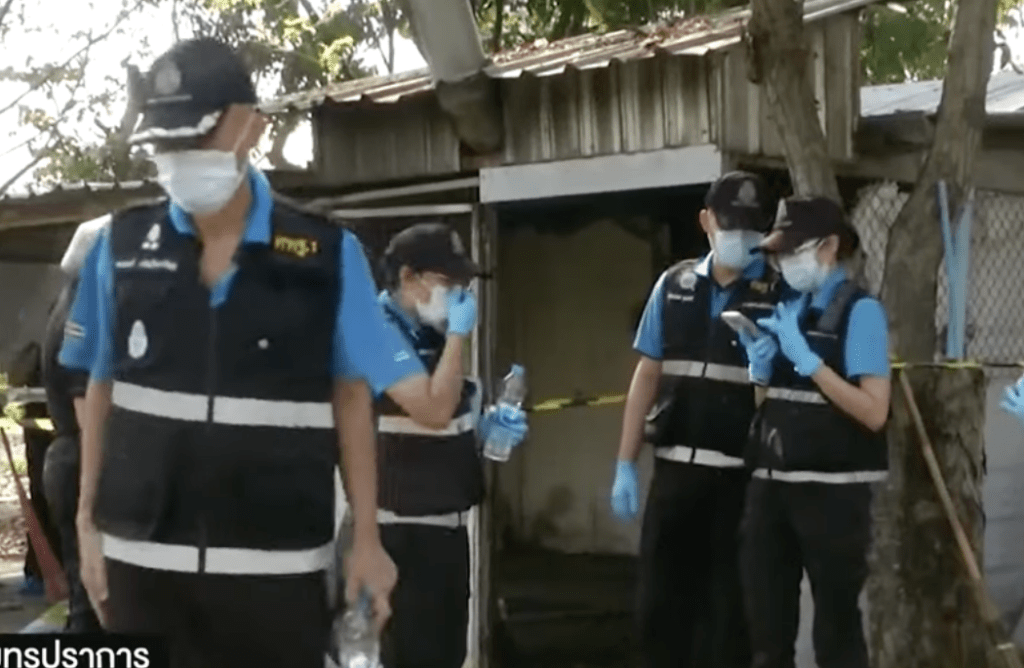 泰國警方在兇案現場調查。泰國電視新聞截圖