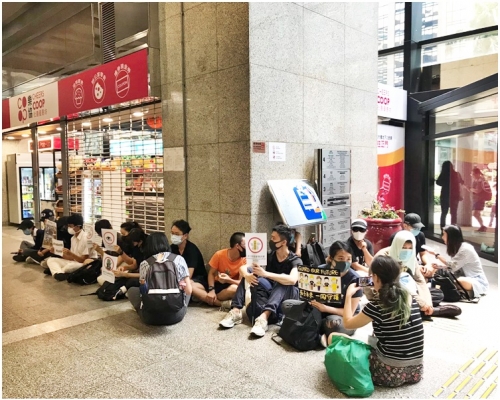 戴口罩示威者在大樓地下大堂靜坐。