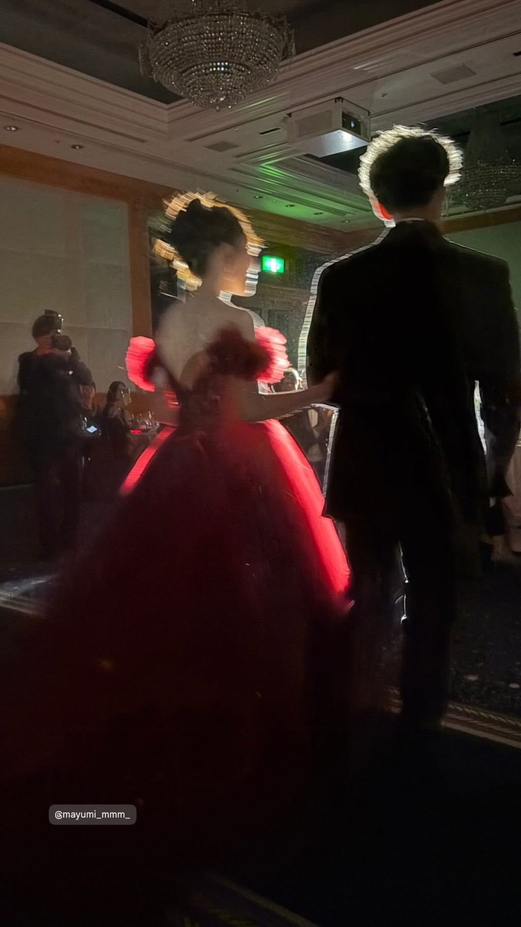內田真由美於婚禮上身穿紅色晚裝，與丈夫雙雙進場，接受大家的祝福。