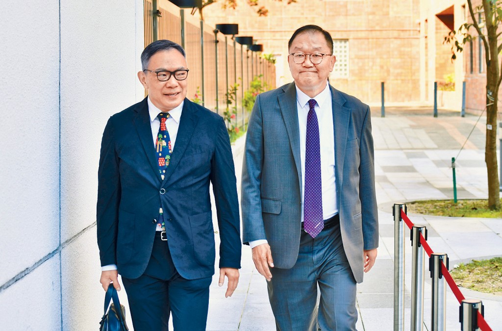 被告黃錦輝（右）涉醉酒駕駛等4罪昨首次提堂，由代表律師謝偉俊陪同到庭。