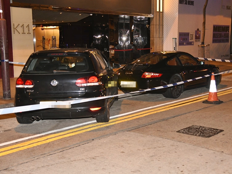 涉事私家車撞到停泊上址的另一輛私家車。