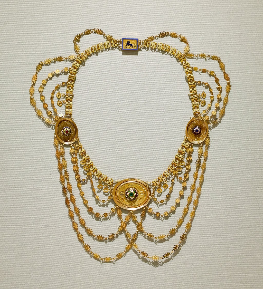 展品除了衣服项目，也包括珠宝，如这条三股式项链（1809 – 1819年）。