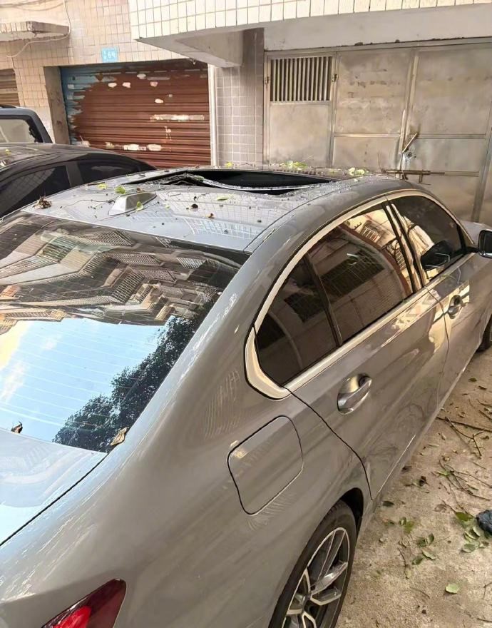 图为被砸中的宝马（BMW）轿车。新京报