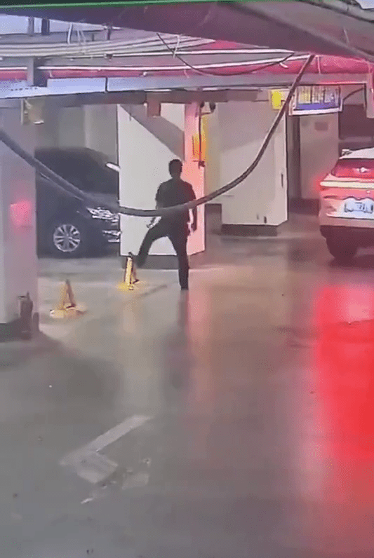 湖南一公职人员停车受阻撬他人停车位地锁。